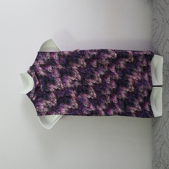 Tahari Printed Sleeveless Top - Picture 4 of 6